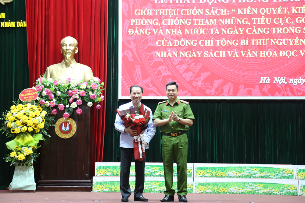 Đại tá, TS Nguyễn Đăng Sáu, Phó Giám đốc Học viện tặng hoa cảm ơn đồng chí GS. TS Phùng Hữu Phú